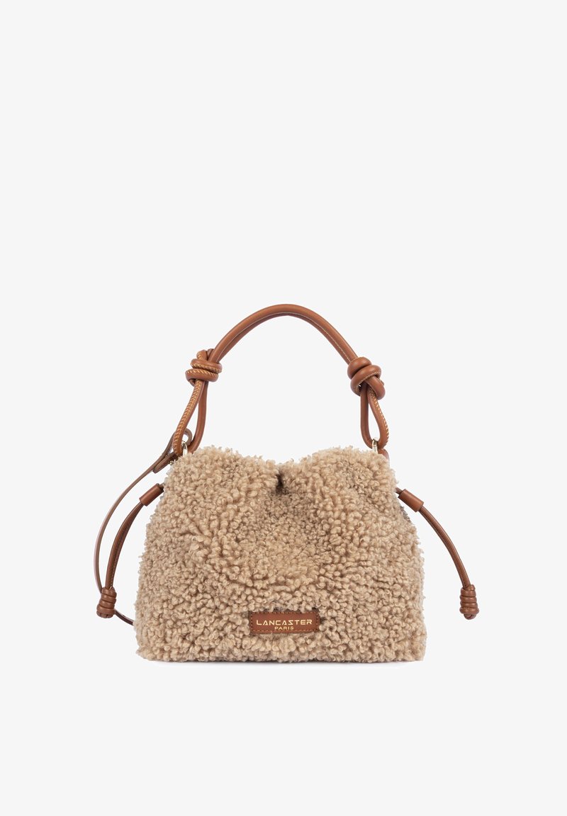 Petit sac à main en tissu beige bouclé avec poignée et côtés en cuir marron, avec une étiquette "Lancaster Paris" sur le devant.
