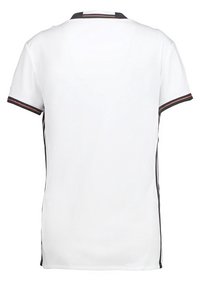 Polo blanco de manga corta con cuello de punto, con detalles a rayas en negro y rojo a lo largo de las mangas y los costados.