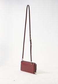 Bolso cruzado de piel marrón con un acabado texturizado, dos compartimentos con cremallera y una correa ajustable. Forma rectangular compacta.