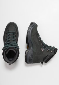 Schwarze Wanderschuhe mit grün-blauem Muster an den Schnürsenkeln, aus Wildleder, mit gepolstertem Kragen, Gummisohle und Ösen für eine sichere Schnürung.