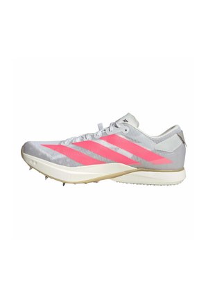Witte en roze Adidas hardloopschoen met spikes, met mesh bovenwerk, vetersluiting en metalen spikes onderaan voor atletiek.