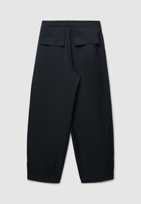 Pantalons larges noirs avec une texture lisse, deux poches arrière et des accents de bouton à l'ourlet.