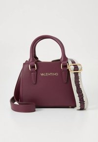 Liten strukturert burgunder Valentino-veske med to håndtak, avtagbar burgunder stropp og bred beige stropp med svart "Valentino"-tekst.