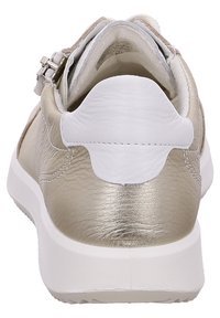 Lichtgouden leren sneaker met witte accenten, voorzien van een gewatteerde hak, een gestructureerd oppervlak en een vetersluiting met metallic details.