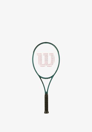 Raqueta de tenis verde con cabeza redondeada, empuñadura negra texturizada y un logo rojo "W" con patrón de rejilla en las cuerdas.