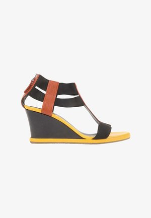 Fendi, Sandales à talons hauts - black red
