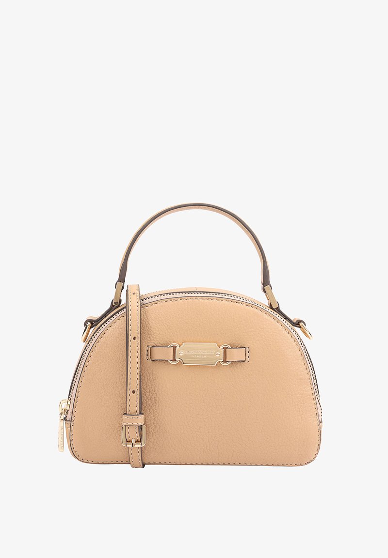 Sac à main en cuir beige avec un dessus arrondi, plaque au nom dorée, une poignée unique et une bandoulière ajustable sur un fond blanc.