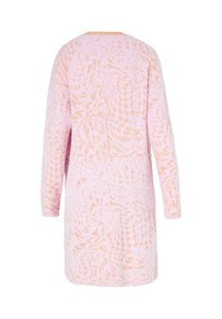 Sveter s dlhými rukávmi v jemne ružovej látke s abstraktným, svetlejším vzorom. Má okrúhly výstrih a voľný strih. Textúrovaný povrch.