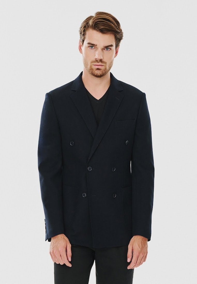 Granatowy dwurzędowy żakiet z klapami, stworzony z teksturowanej tkaniny, z dwiema przednimi kieszeniami i czterema guzikami dekoracyjnymi.