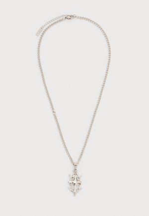 Collar de cadena de plata con un colgante detallado y ornamentado que presenta formas simétricas, abstractas de media luna y picos.