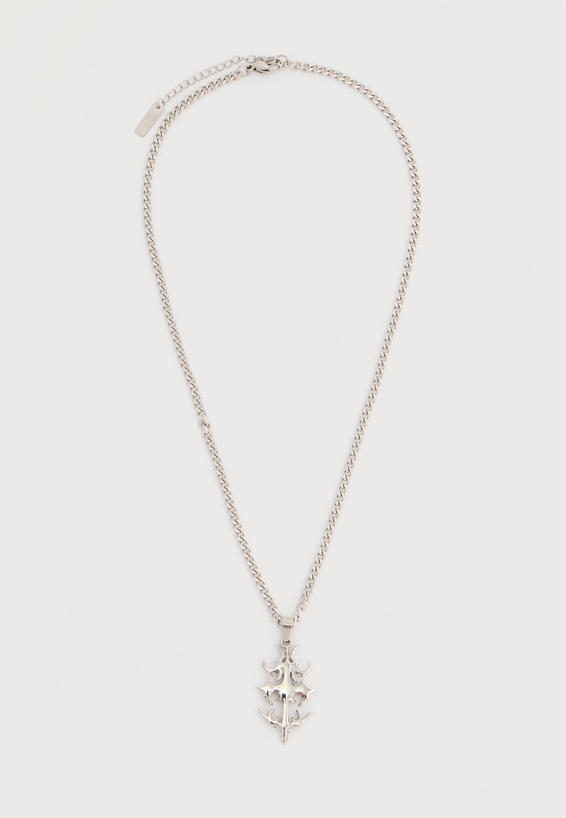 Ασημένιο κολιέ με αλυσίδα και ένα περίτεχνο, λεπτομερές μενταγιόν που διαθέτει συμμετρικά, αφηρημένα σχήματα σε σχήμα ημισελήνου και αιχμηρές γραμμές.