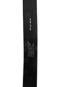 Svart lærbelte med hvit preget tekst som viser størrelse 30"/85 cm, materiale ekte lær, laget i Italia, og artikkeldetaljer.