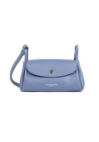 Piccola borsa in pelle blu con chiusura a patta, un bottone a pressione in metallo argentato e branding ricamato. Presenta una tracolla removibile.