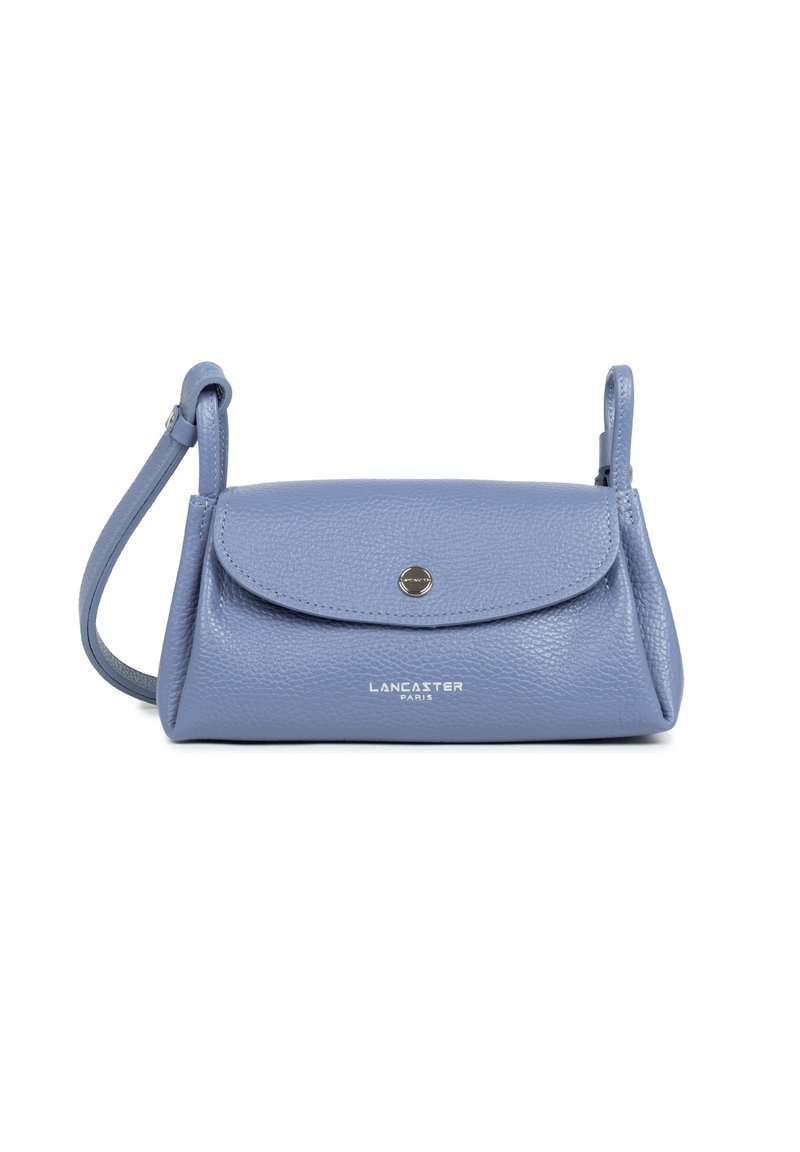 Piccola borsa in pelle blu con chiusura a patta, un bottone a pressione in metallo argentato e branding ricamato. Presenta una tracolla removibile.