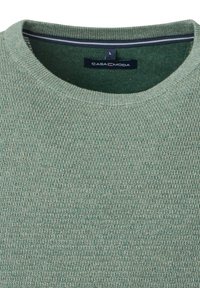 Grüner Strickpullover mit einem strukturierten Muster und geripptem Ausschnitt. Das Etikett trägt die Aufschrift "CASA MODA", Größe L. Das Material wirkt weich und bequem.