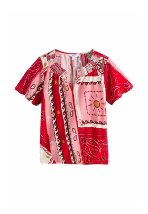 Bluză cu mâneci scurte, roșie și roz, cu modele mixte de paisley, soare și nautice, având un decolteu rotund adunat și țesătură ușoară.