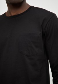 Essential Collective LONGSLEEVE SMALL POCKET ON CHEST - Μπλούζα με μακριά μανίκια - black