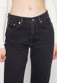 ARKET Vaqueros rectos - black denim