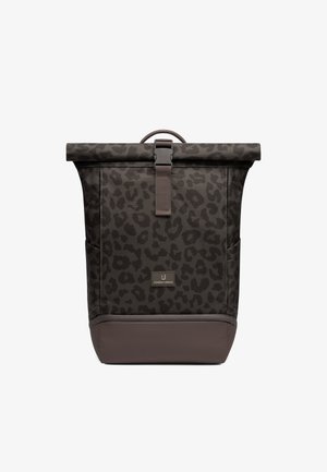 Tmavohnedý rolovací ruksak s čiernym leopardím vzorom, predné zapínanie na pracku a malá nášivka s logom Johnny Urban vpredu.