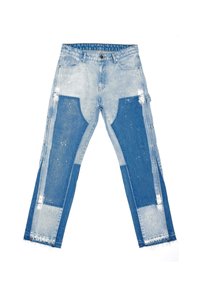 Šviesiai mėlynos džinsinės kelnės su tamsesnėmis mėlynomis dėmėmis priekyje, baltomis dažų dėmėmis, su sagų užsegimu ir nebaigtais sukarpytais kraštais.