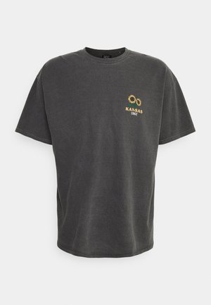 Dunkelgraues T-Shirt mit kurzen Ärmeln, Sonnenblumengrafik und dem Text "Kansas 1962" auf der linken Brust.