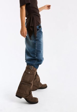 Bershka, POCKETS TROUSER - FLAT BOOTS - Cowboy-/Bikerlaarzen - brown