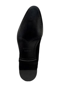 Semelle de chaussure en cuir noir avec une finition lisse, un talon léger et un logo en relief. Comprend une zone de prise en caoutchouc texturée et des détails de couture incurvés.