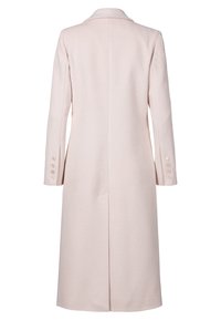Lång, ljusrosa kappa i strukturerad tyg, med slagkrage och sex knappar på varje ärm. Har en mittbakre springa och en skräddarsydd form.