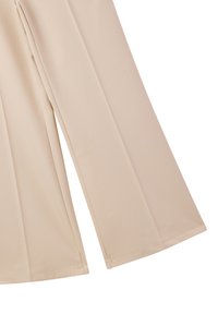 Pantaloni beige a gamba larga realizzati in tessuto morbido, con un design pulito e orli cuciti con precisione, senza motivi né hardware visibile.