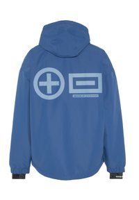 Blaue Kapuzenjacke mit einer großen hellblauen Grafik auf dem Rücken, inklusive Logo und dem Text "CREATED BY CHIEMSEE." Elastische Bündchen und Saum.