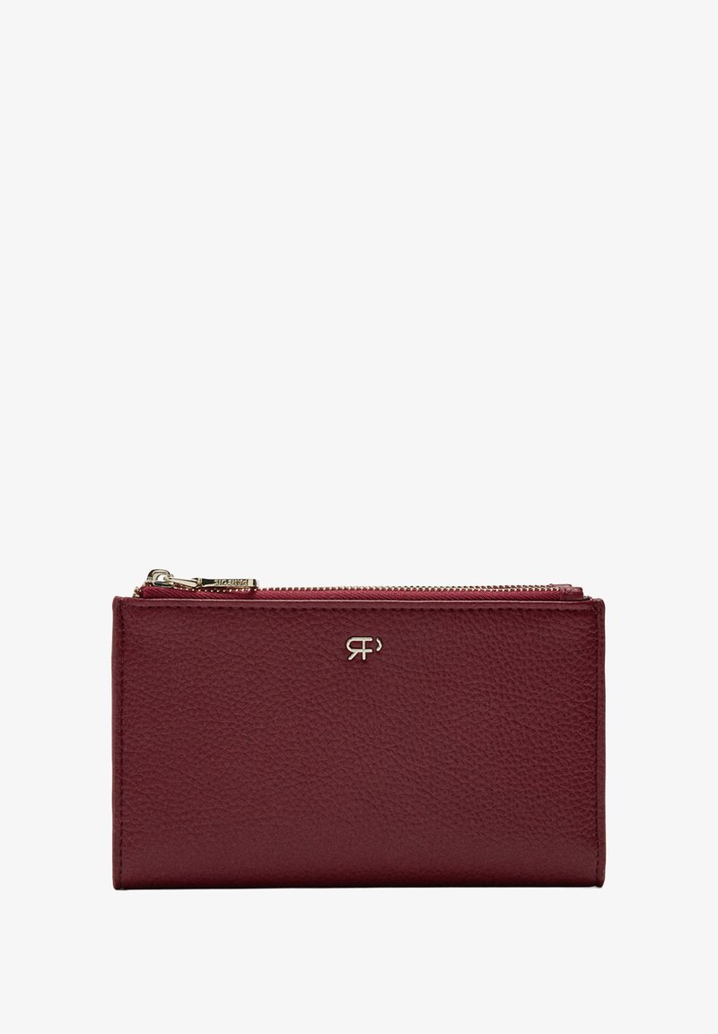 Czerwony skórzany portfel z zamkiem błyskawicznym, z teksturowaną powierzchnią i metalowym logo z przodu. Prostokątny kształt.