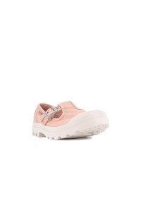 Chaussure slip-on en toile rose avec un bout rond, semelle en caoutchouc blanc et détails de boucle argentée sur le côté. Tige texturée et semelles épaisses.