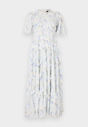 Vestido maxi em tecido azul claro com padrões florais, apresentando camadas franzidas e mangas curtas, além de um decote redondo.