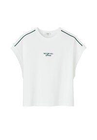 T-shirt en coton blanc à manches courtes avec une coupe ample, présentant une broderie verte indiquant "NOTTING HILL Street" et des entretiens verts sur les épaules.