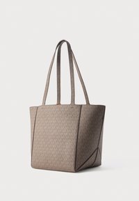 Torba tote iz teksturirane bež tkanine z vzorcem ponavljajočega se logotipa, trdni dvojni ročaji in strukturirana silhueta. Robovi so obrobljeni z temnimi poudarki.