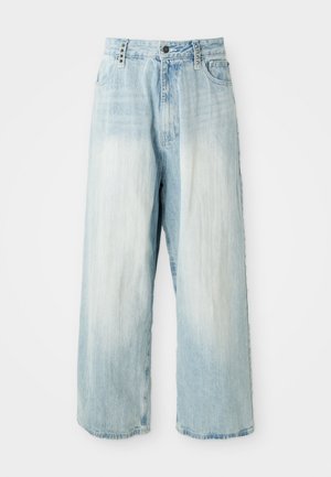 Lichtblauwe denim jeans met een wijde pijpdesign, met een vervaagde was, vijf zakken en decoratieve metalen knopen op de taille.