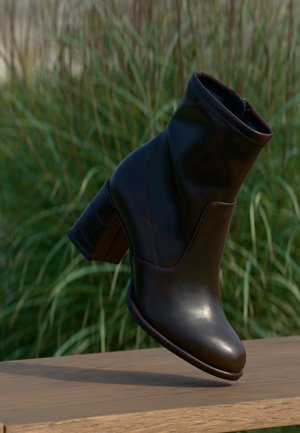 Dunkelbrauner Leder-Stiefelette mit Blockabsatz, mittelhohe Schaftlänge, schwebend über einer Holzfläche mit grünem Laub im Hintergrund.