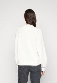 Tommy Jeans BADGE MOCKNECK SWEATER - Jersey de punto - ancient white