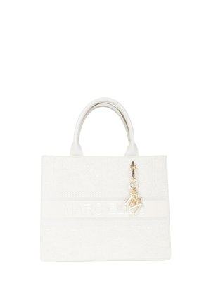 Borsa a mano bianca Marc Ellis con superficie strutturata, doppi manici e charm a forma di lettera color oro appeso sul lato anteriore destro.