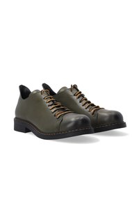 Olijfgroene leren schoenen met zwarte neus, voorzien van bruine veters en een gestructureerde bovenkant. Lage blokhak en contrasterende stikdetails.