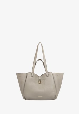 Sac fourre-tout en cuir gris clair avec doubles sangles d'épaule, fermoir central doré et logo "Lancaster Paris" sur le devant.
