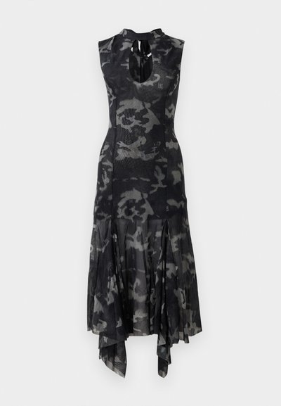 Mouwloze midi-jurk in zwart en grijs camouflage met hoge halslijn, sleutelgat aan de voorkant, aansluitende taille en asymmetrische uitlopende zoom.