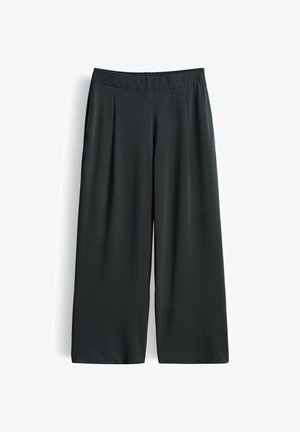 Zwarte wijde cropped broek met elastische tailleband en zijzakken, plat gelegd op een witte achtergrond.