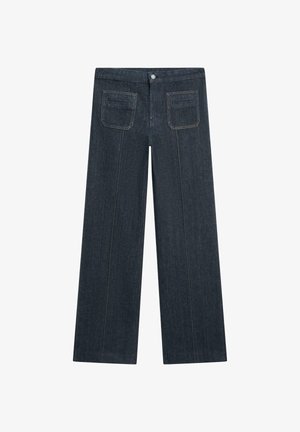 Granatowe dżinsy o szerokich nogawkach z wysokim stanem, posiadające dwie tylne kieszenie i kontrastujące żółte przeszycia wzdłuż szwów.