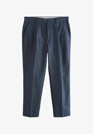 Pantaloni de costum croiți, de culoare albastru închis, cu pliseuri frontale, buzunare laterale, închidere cu nasturi și bucle pentru curea, prezentați așezați pe o suprafață albă.