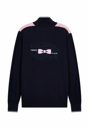 Pull bleu marine à manches longues avec accents roses aux épaules, col haut, et texte "Eden Park French Flair" avec un graphique d'un nœud rose dans le dos.