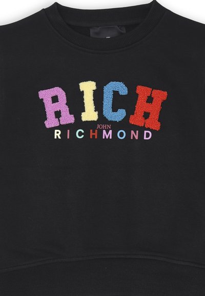 Felpa nera con lettere colorate e soffici che compongono la scritta "RICH JOHN RICHMOND" in diverse tonalità vivaci e forme differenti.