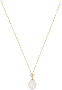 Guld kedja som har en stor vit pärla som hänge, prydd med små klara detaljer ovanför pärlan. Elegant och nätt design.