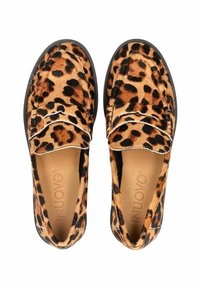 Leopardmuster-Lederballerinas mit einer weichen, strukturierten Oberfläche, braunen und schwarzen Flecken auf einem beigen Hintergrund, ausgestattet mit einem lässigen Slipper-Design.