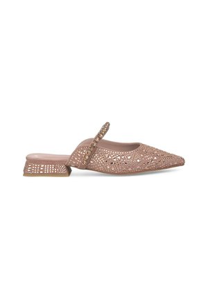 Blush-pink Muleschuhe mit ausgeschnittenem Design, dekorativen Akzenten und einem niedrigen Blockabsatz. Glatte Textur mit einer spitz zulaufenden Silhouette.